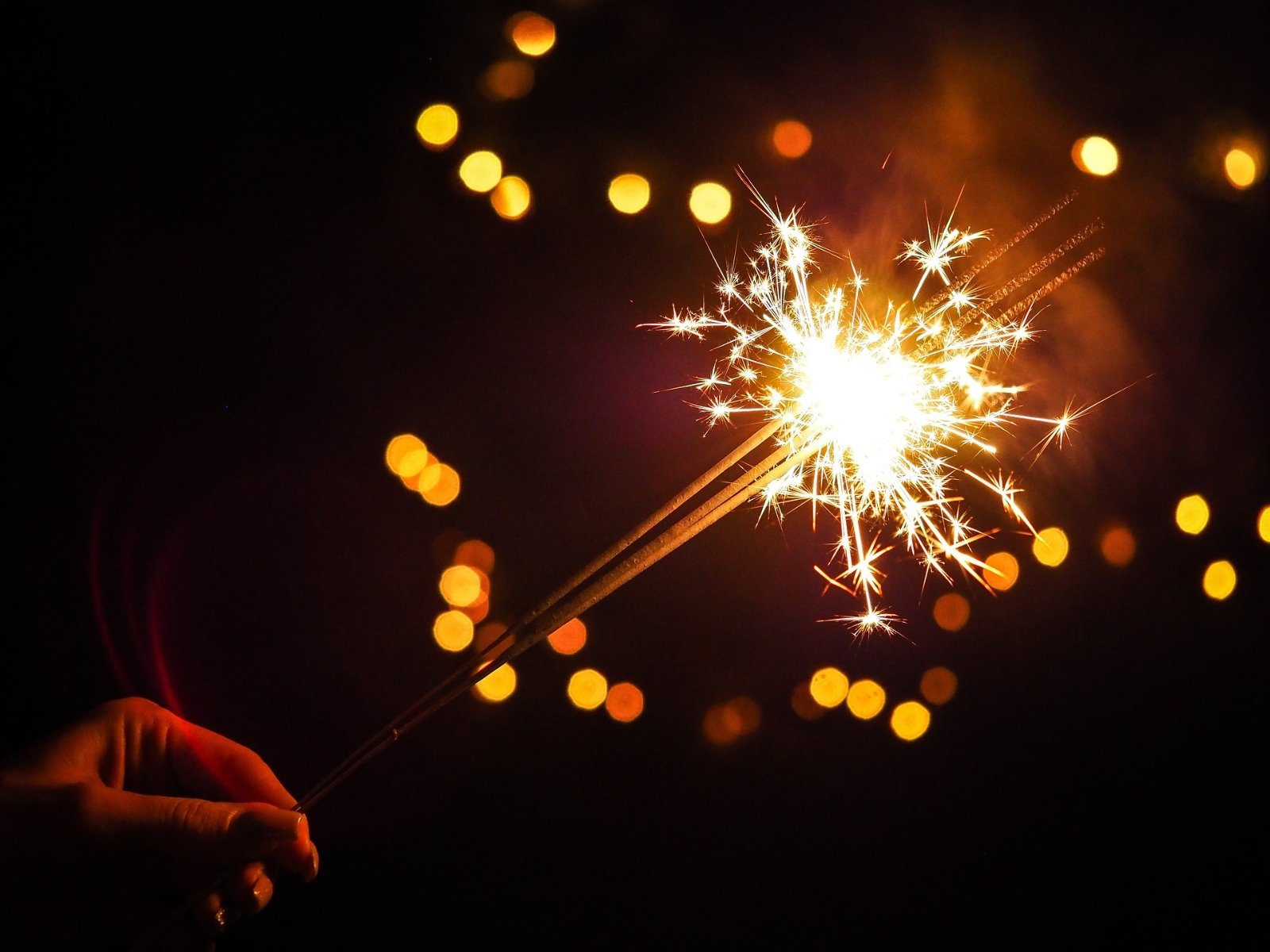 sparkler (c) by StockSnap_pixabay.com